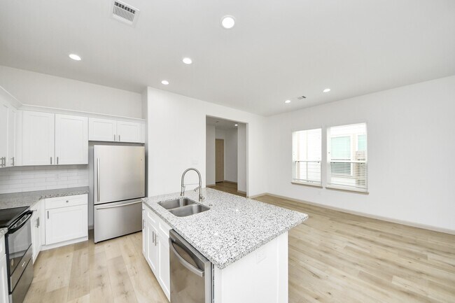 Building Photo - 2119 Esther Dr
