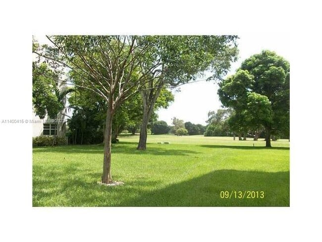 Building Photo - 3150 N Palm Aire Dr