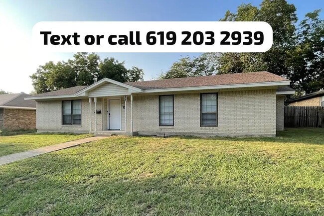 Building Photo - 813 Poinsettia Dr