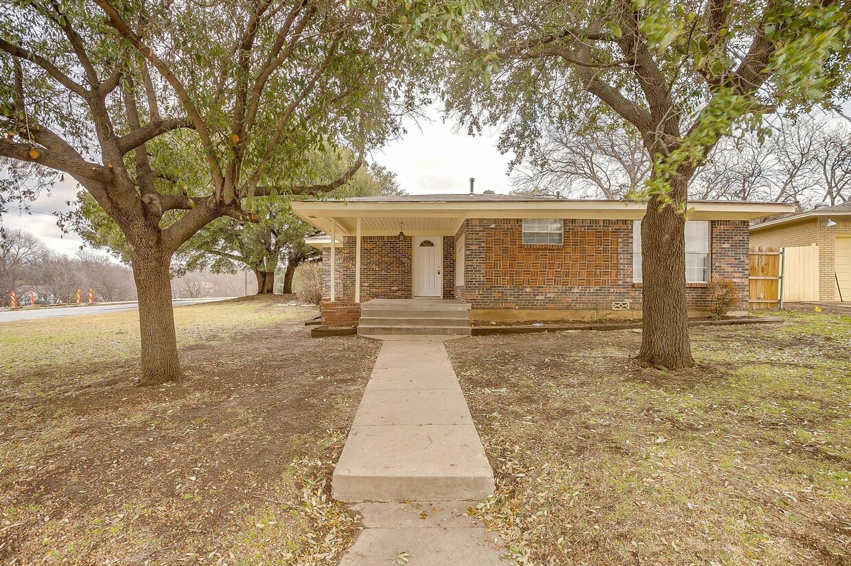 Spacious Updated 3 Bedroom, 2 Bath in hear... - Spacious Updated 3 Bedroom, 2 Bath in hear...