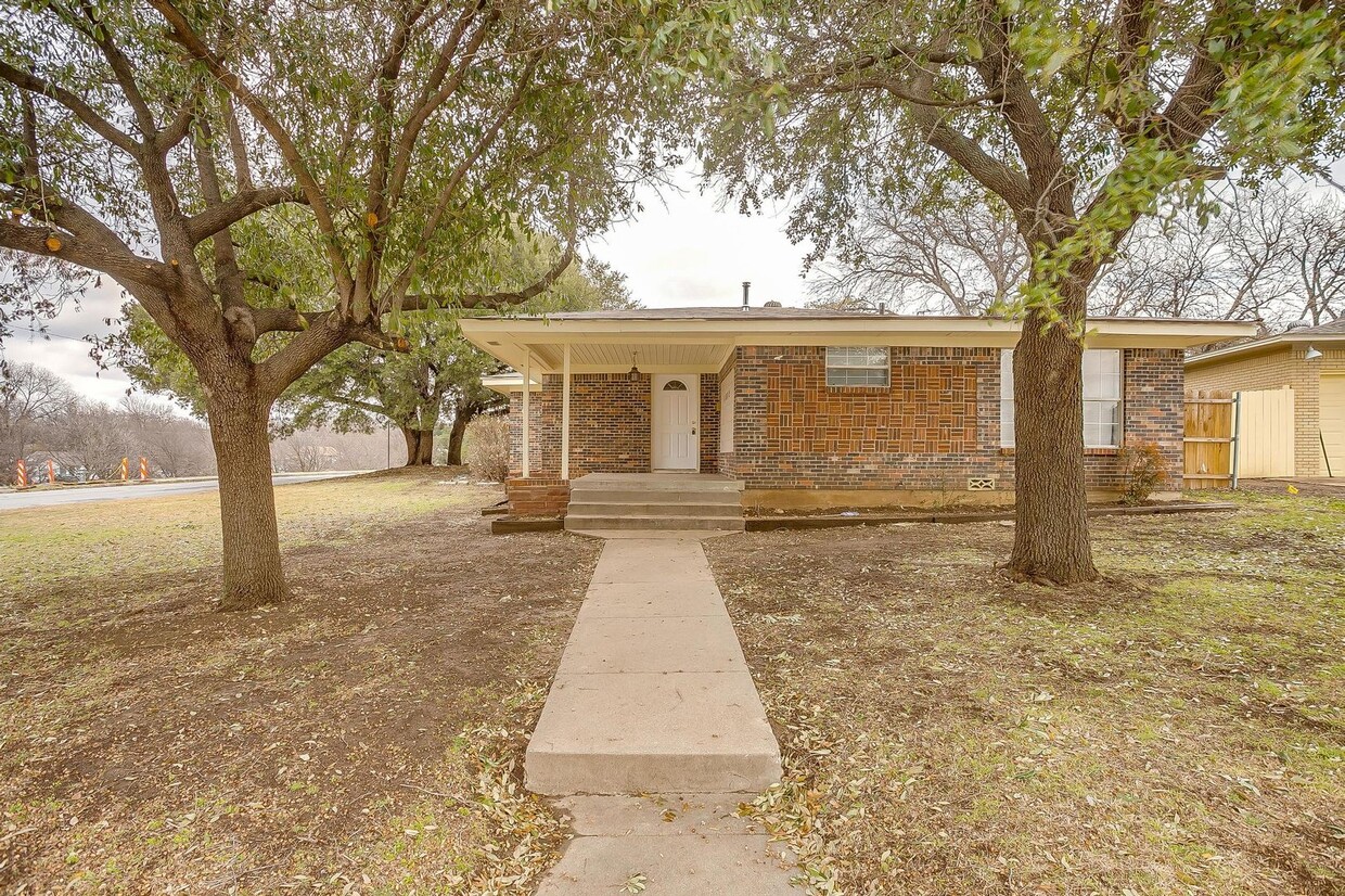 Primary Photo - Spacious Updated 3 Bedroom, 2 Bath in hear...