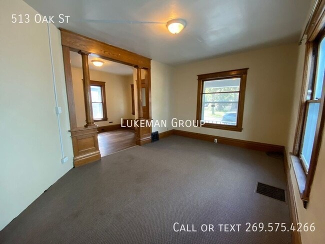 Building Photo - 513 Oak St