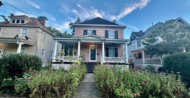 Foto del edificio - 422 Woods Ave SW