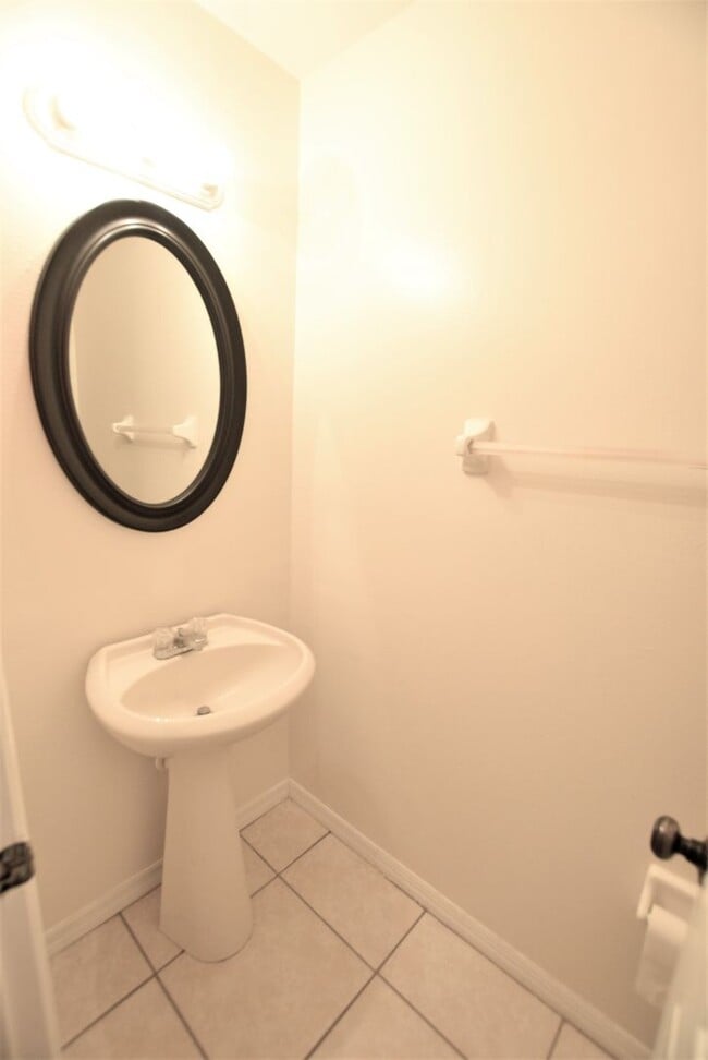 Building Photo - Lovely 2 Bedroom, 2 1/2 bath townhome in Orlando!