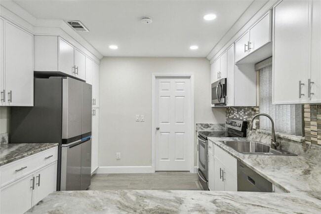 Building Photo - 3938 Versailles Dr