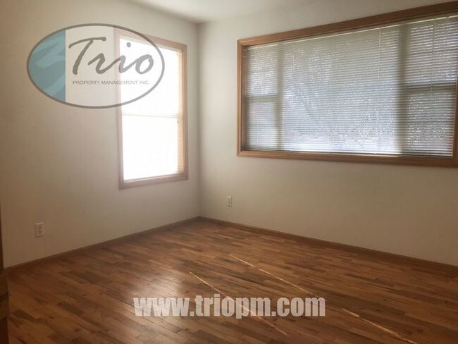 Building Photo - Cute 3 BR 1BTH home with garage