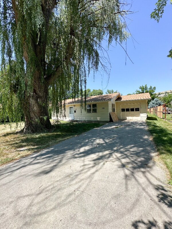 Building Photo - 2021 9th Ave N