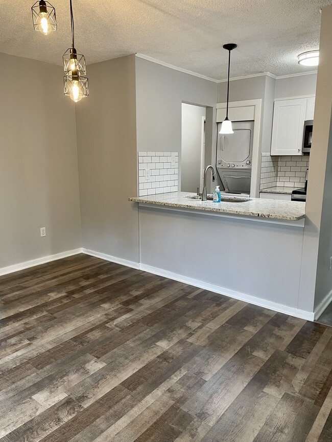 Building Photo - 1700 Choate Pl