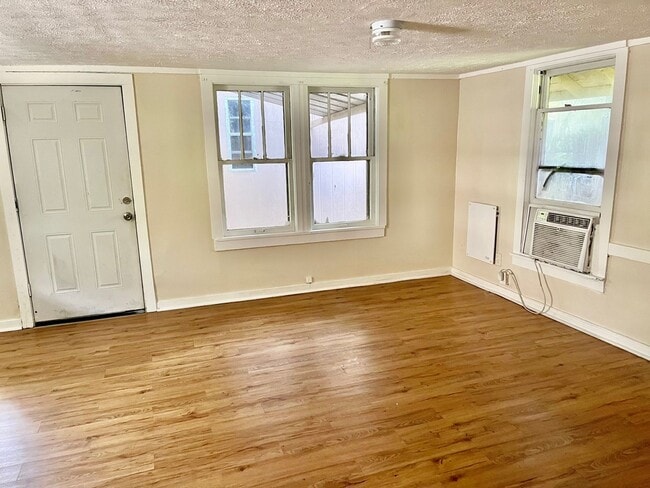 Foto del edificio - CUTE Zephyrhills 2BR/1BA w/Gorgeous Wood Finish Floors Throughout