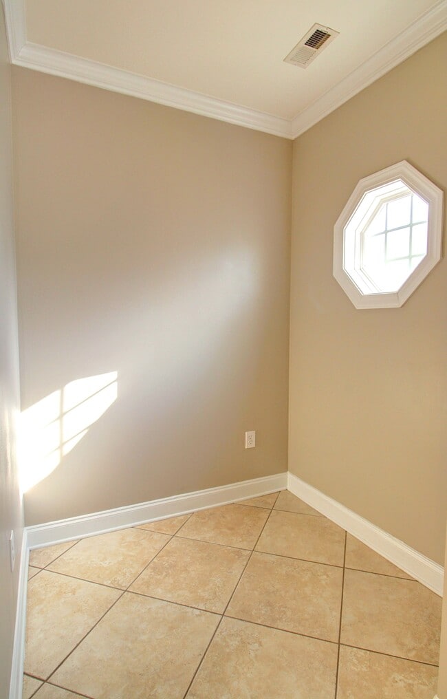 Rincón en la sala de estar - 2077 Silvercrest Dr