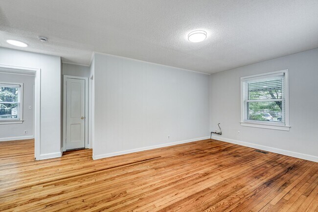 Foto del edificio - 2 Bed, 2 Bath in the Garden Homes neighborhood of Greensboro!