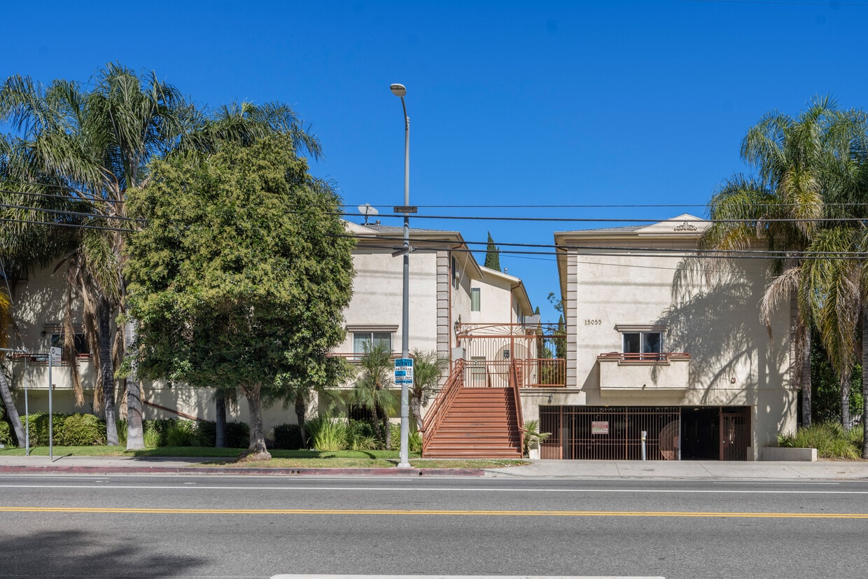 15053 Victory Blvd Unit 4, Van Nuys, CA 91411 Condo for Rent in Van