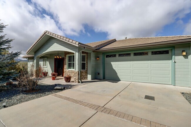 Building Photo - Incredible Home with Lake Views!