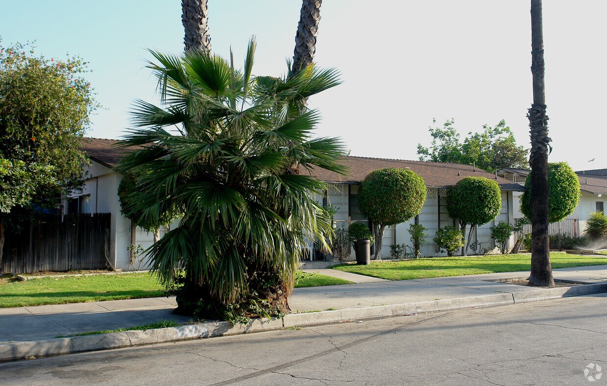 Building Photo - 2103 E Almont Ave