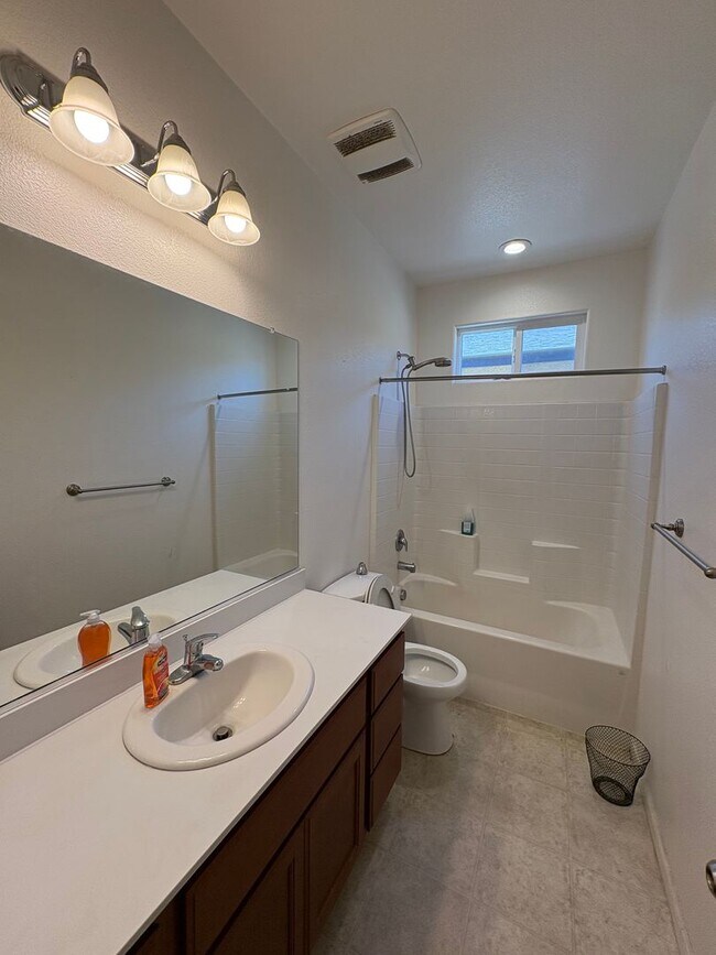 Foto del edificio - Beautiful Single Story Home Ready To Be Ca...
