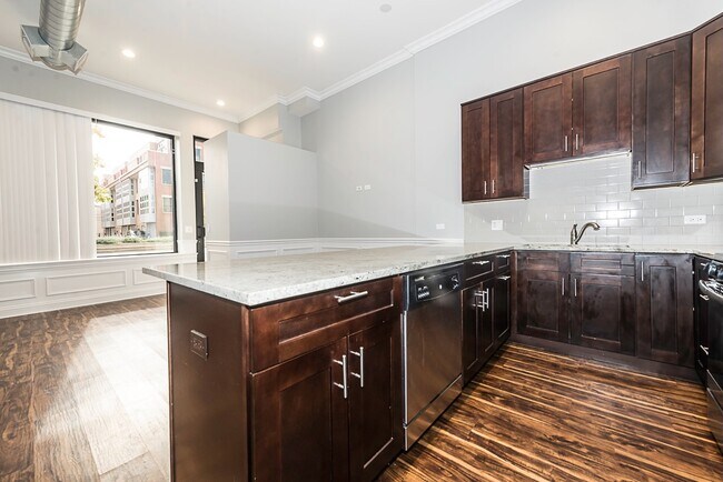 Foto del edificio - 3336 W Irving Park Rd