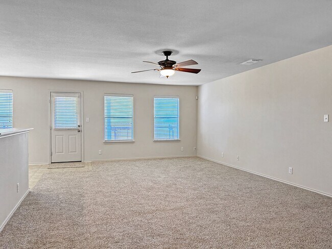 Foto del edificio - Charming 4-Bedroom Living in Desirable Converse Area