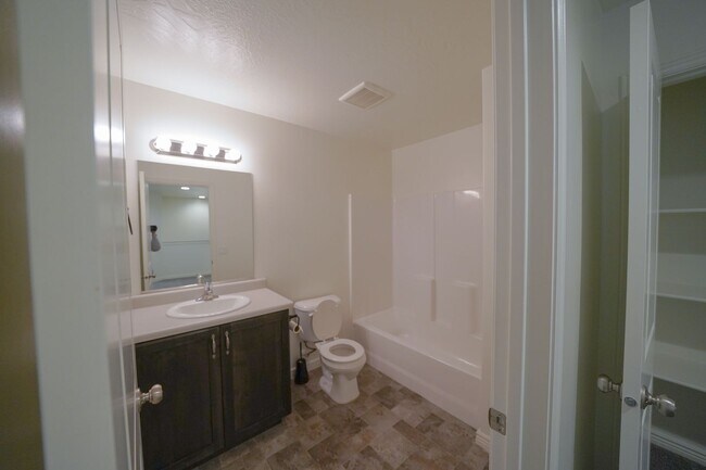 Foto del edificio - Spacious Townhome for Rent – Prime Location!