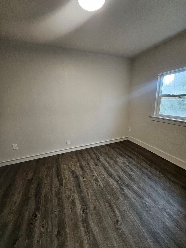 Building Photo - Cute Middleton Duplex