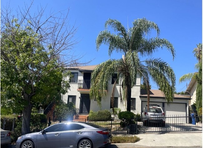 Parte delantera de la casa con patio/entrada compartida. El lado derecho de la entrada/garaje es para el inquilino del piso de arriba. - 1733 Phillips Way