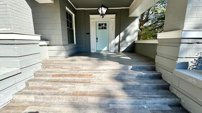 Foto del edificio - Timeless Two-Story Home with Modern Comforts & Private Pool