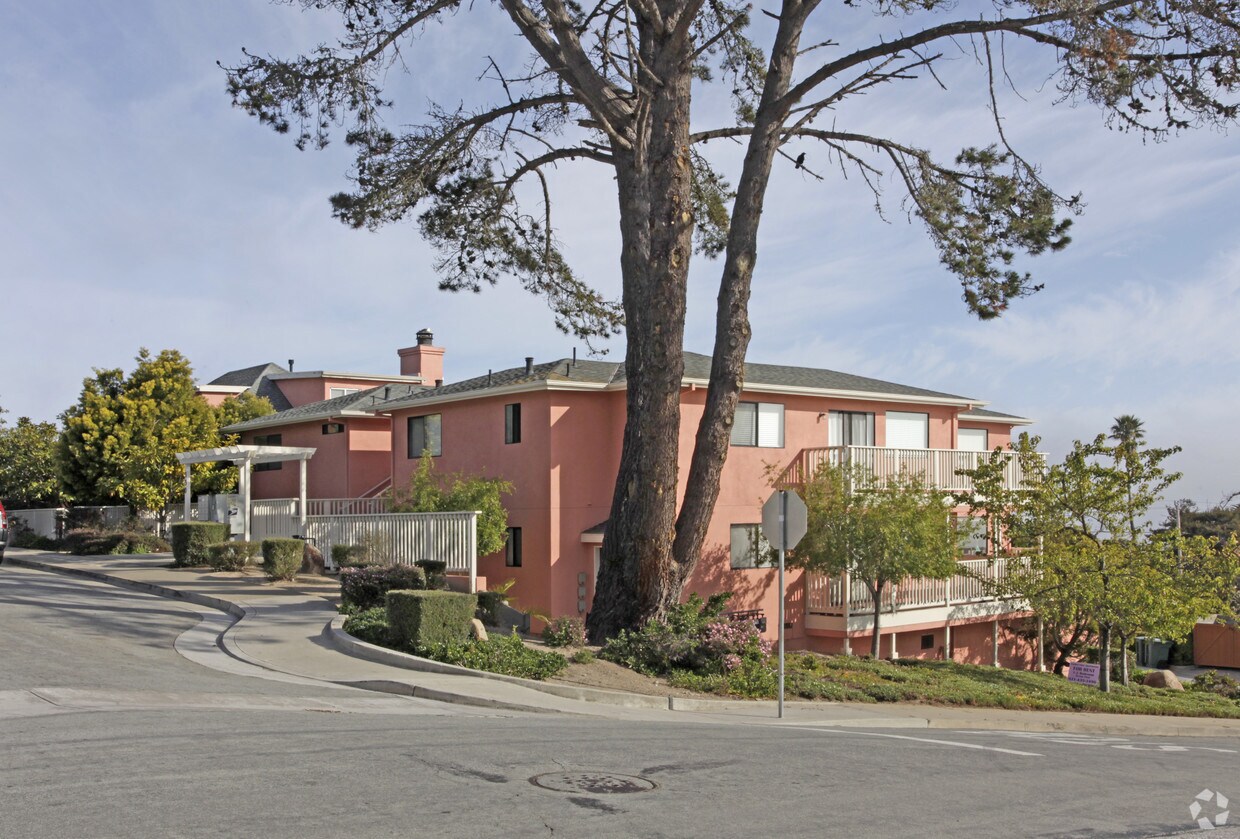 Building Photo - 330 Laine St