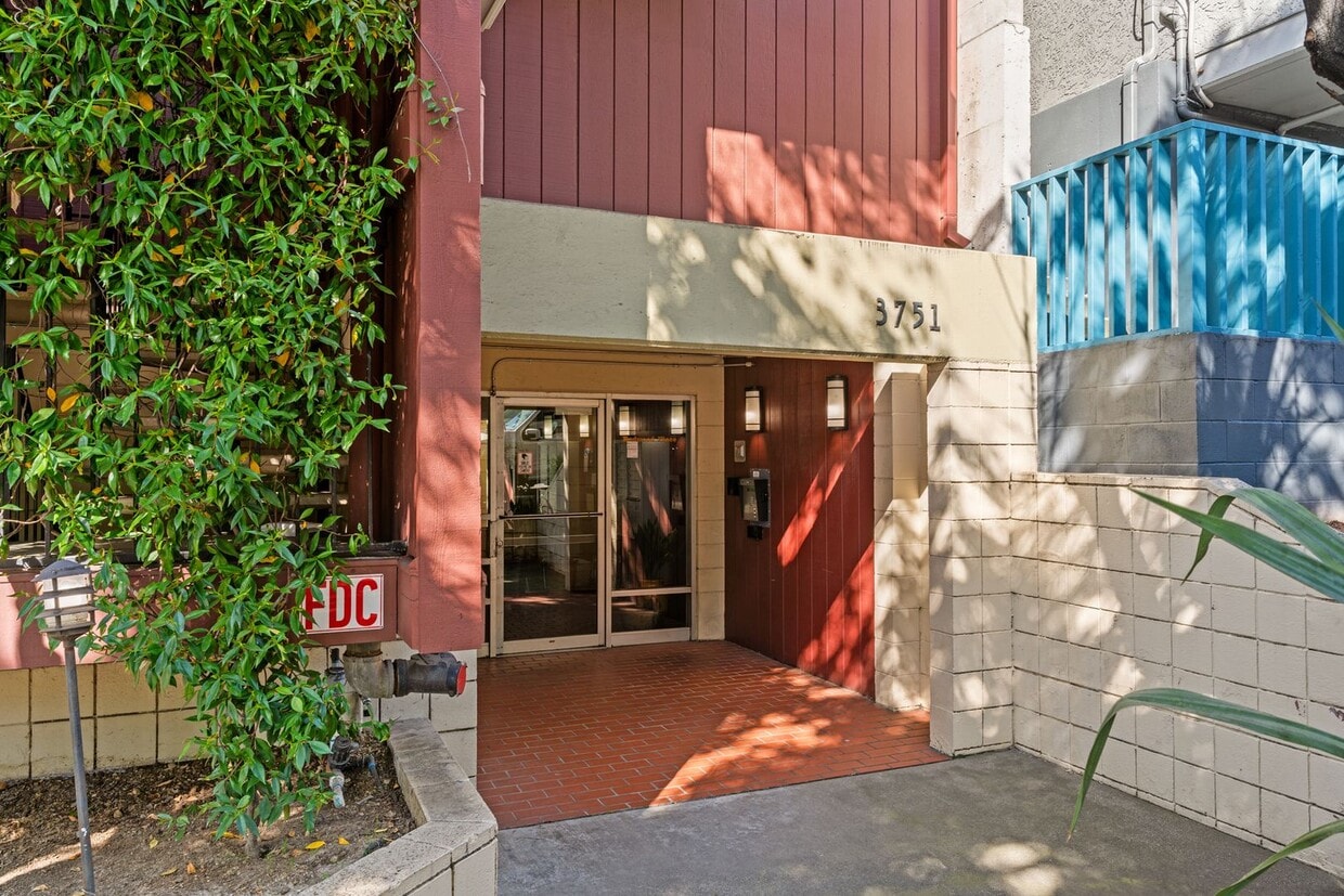 Building Photo - Modern Oakland Living: New Floors, Private Balcony, and Parking