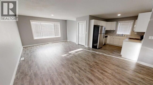 Building Photo - 9520-9112 112 Ave