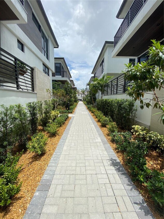 8251 NW 47th Terrace, Doral, FL 33166 House for Rent in Doral, FL