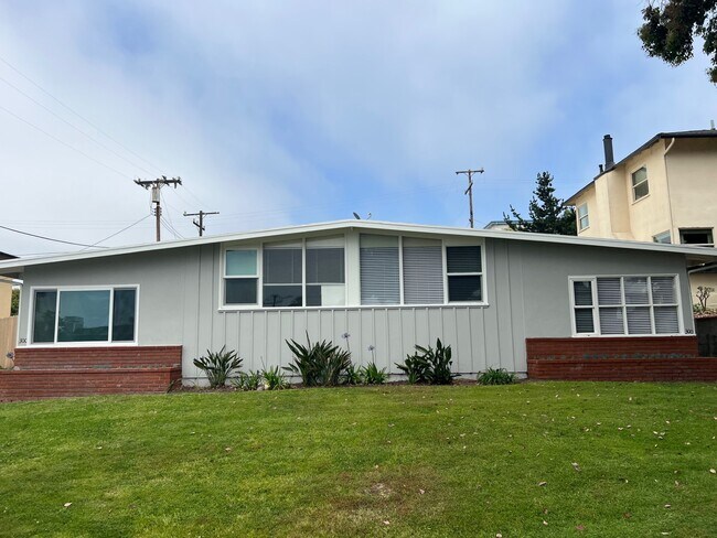 Building Photo - 300 Calle Miramar