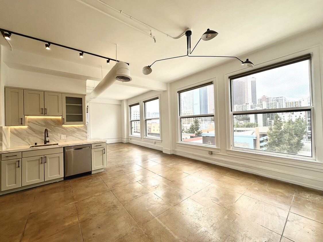 Primary Photo - 108 W 2nd St