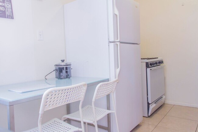 Foto del edificio - A 3 bedroom, 1 bathroom apartment with a dining area at 1637 Berkeley.