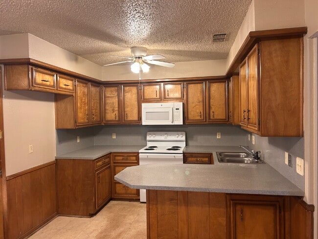 Building Photo - Quiet secluded duplex with great access to...