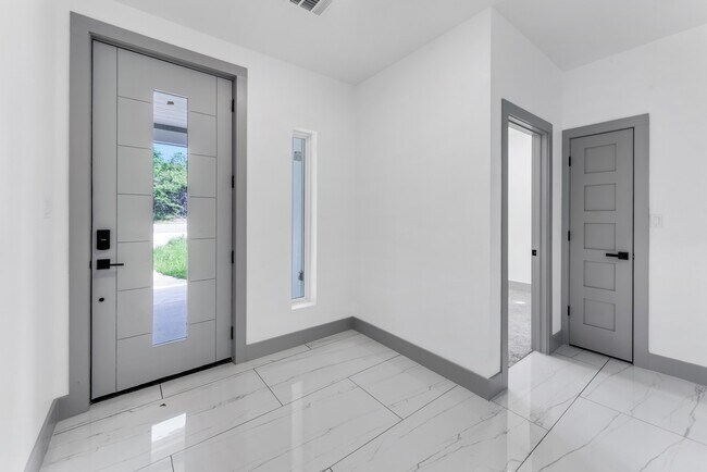 Foto del edificio - 90 Piping Rock Pl
