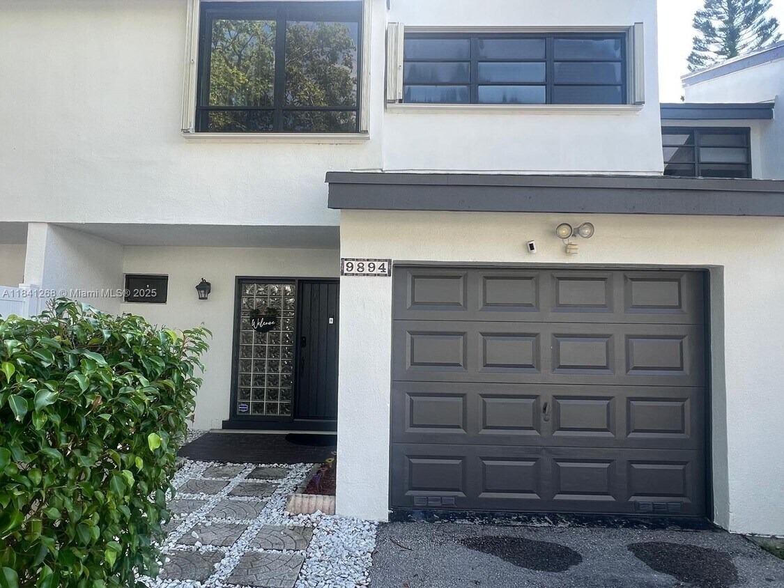 Foto principal - 9894 Fairway Cove Ln