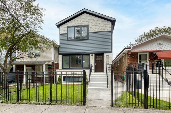 Foto del edificio - 1638 N Hamlin Ave