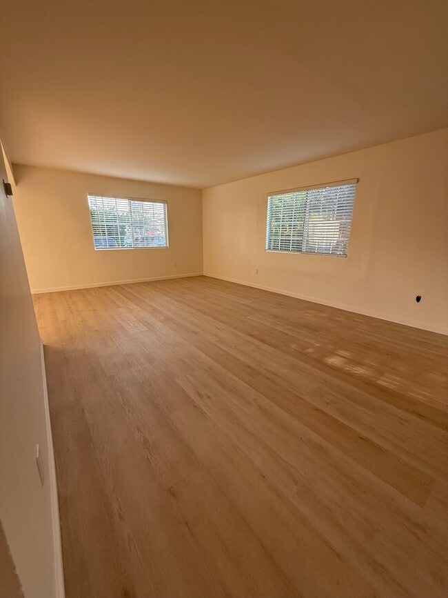 Building Photo - 2860 La Salle Ave