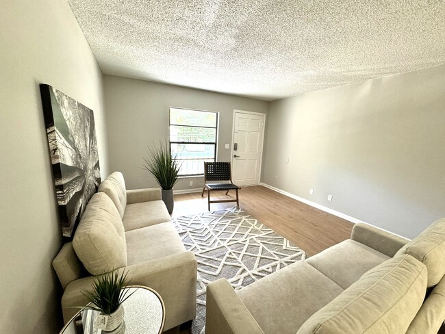 Building Photo - Renovated 2 Bedroom / 1 Bathroom Apartment