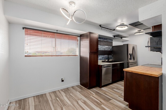 Building Photo - 2625 E Indian School Rd