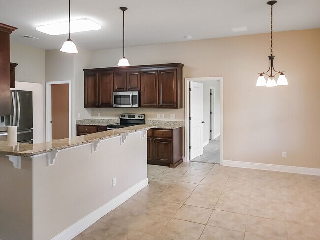 Building Photo - Clean and spacious home!