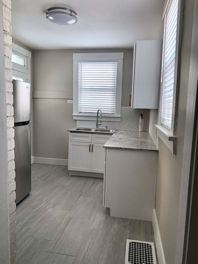 *** Charming Dormont Duplex Three Bedroom * Walk to Shops and the T * Pet Friendly * Private Porc... - *** Charming Dormont Duplex Three Bedroom * Walk to Shops and the T * Pet Friendly * Private Porc... Apartment