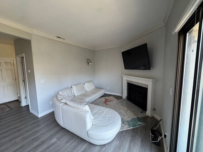 Foto del edificio - Tucked-away Beautiful Two-Story, 2bedroom,...
