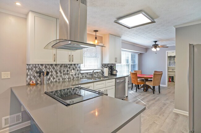 Foto del edificio - Room in House on Mountainbrooke Cir SW