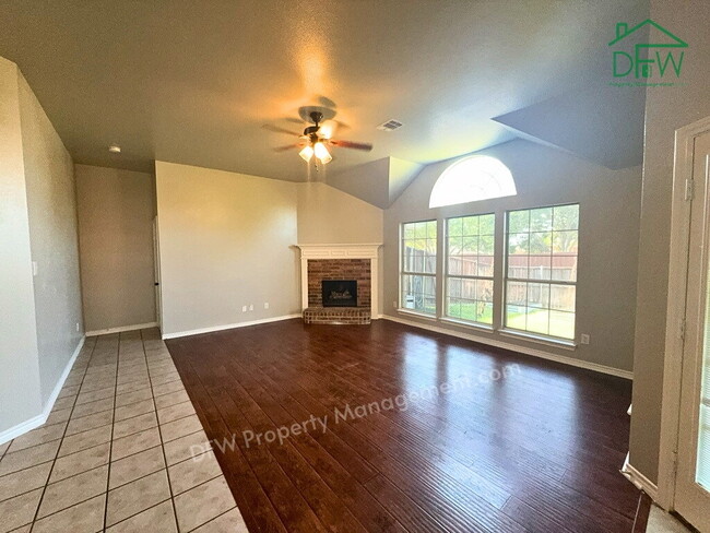 Photo - Spacious DeSoto 4-Bed - Fenced Yard, Fireplace, 2-Car Garage Apartment