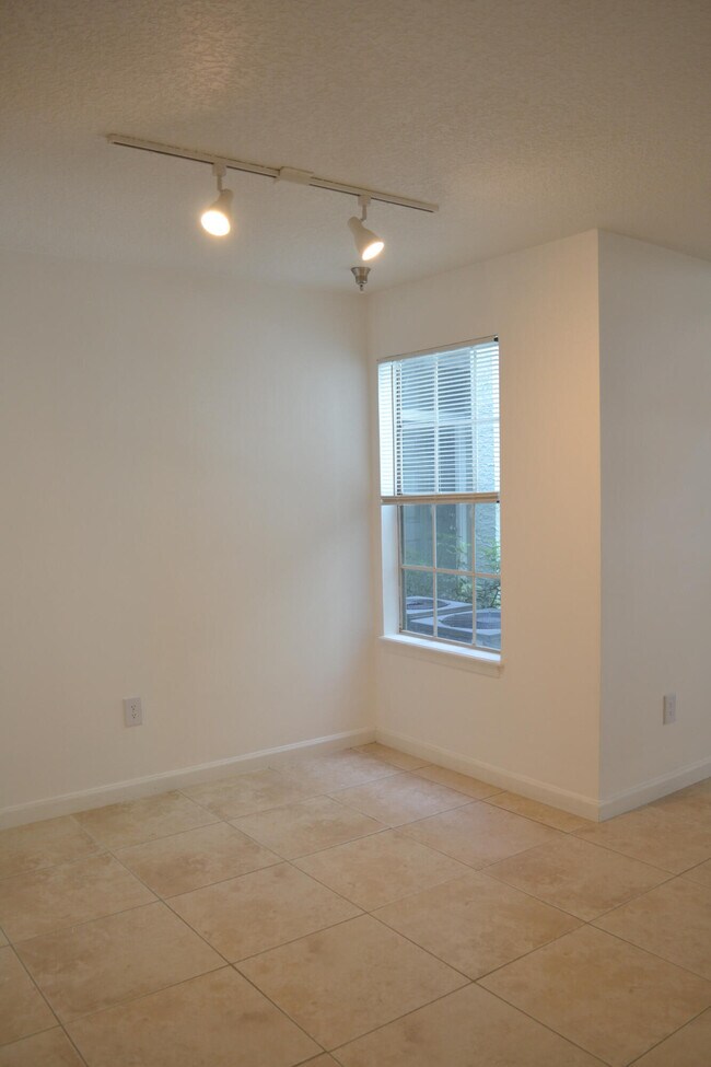 Building Photo - 1050 Crystal Way