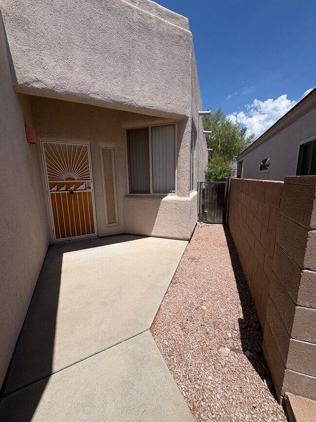 Foto del edificio - Well Maintained Home in  East Side Gated Community- 3Bd-A/C-Community Pools !!