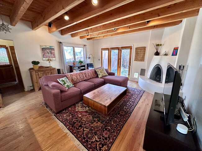 Building Photo - 424 Camino del Monte Sol