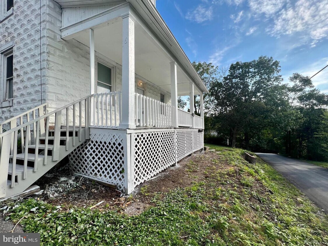Primary Photo - 6 Laurel Hill Ln
