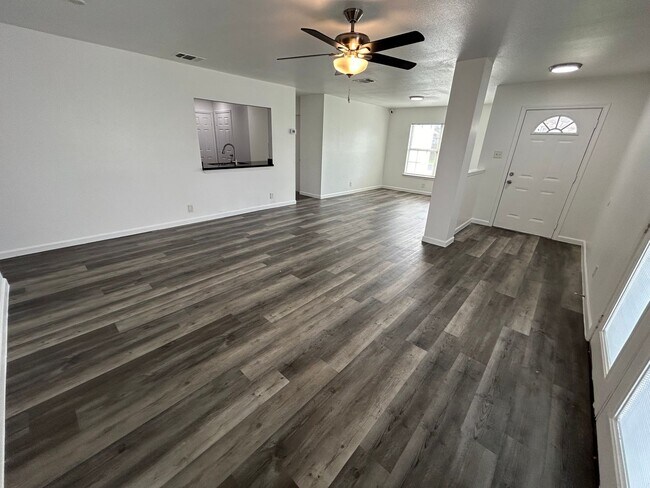 Foto del edificio - ** Application Received** AVAILABLE NOW! 3...