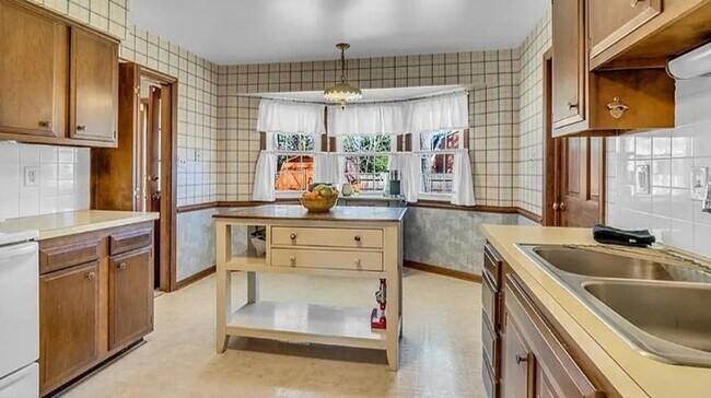 Foto del edificio - 561 Summit Ridge Dr